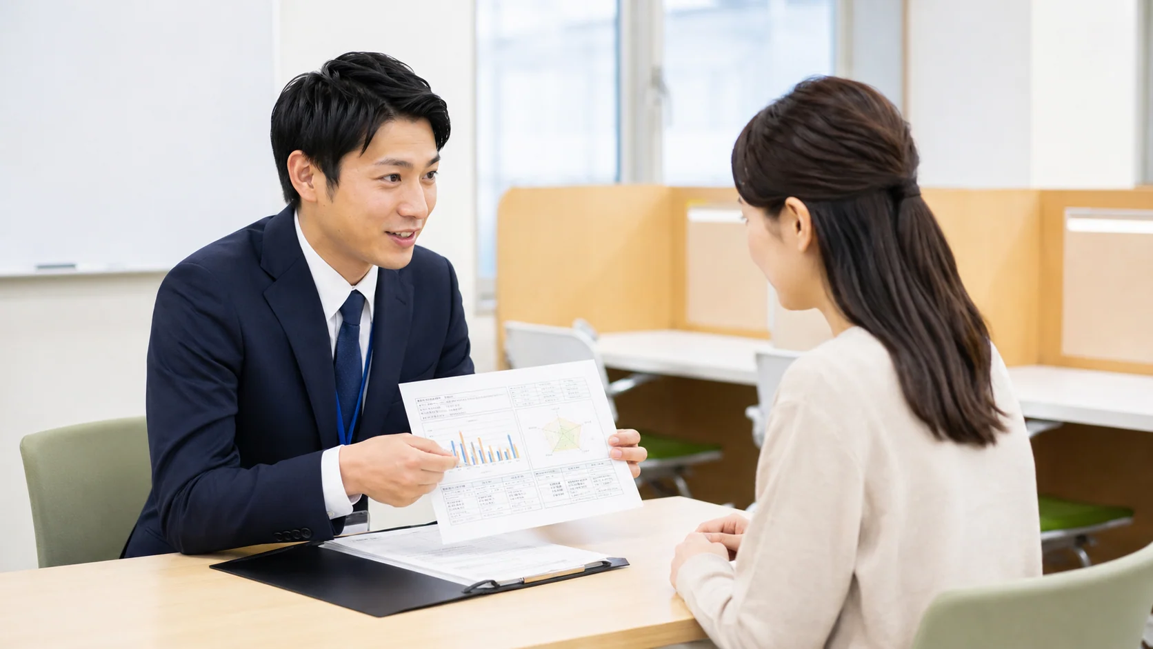 生徒に向き合う講師の様子。丁寧な説明と進捗共有が特徴です
